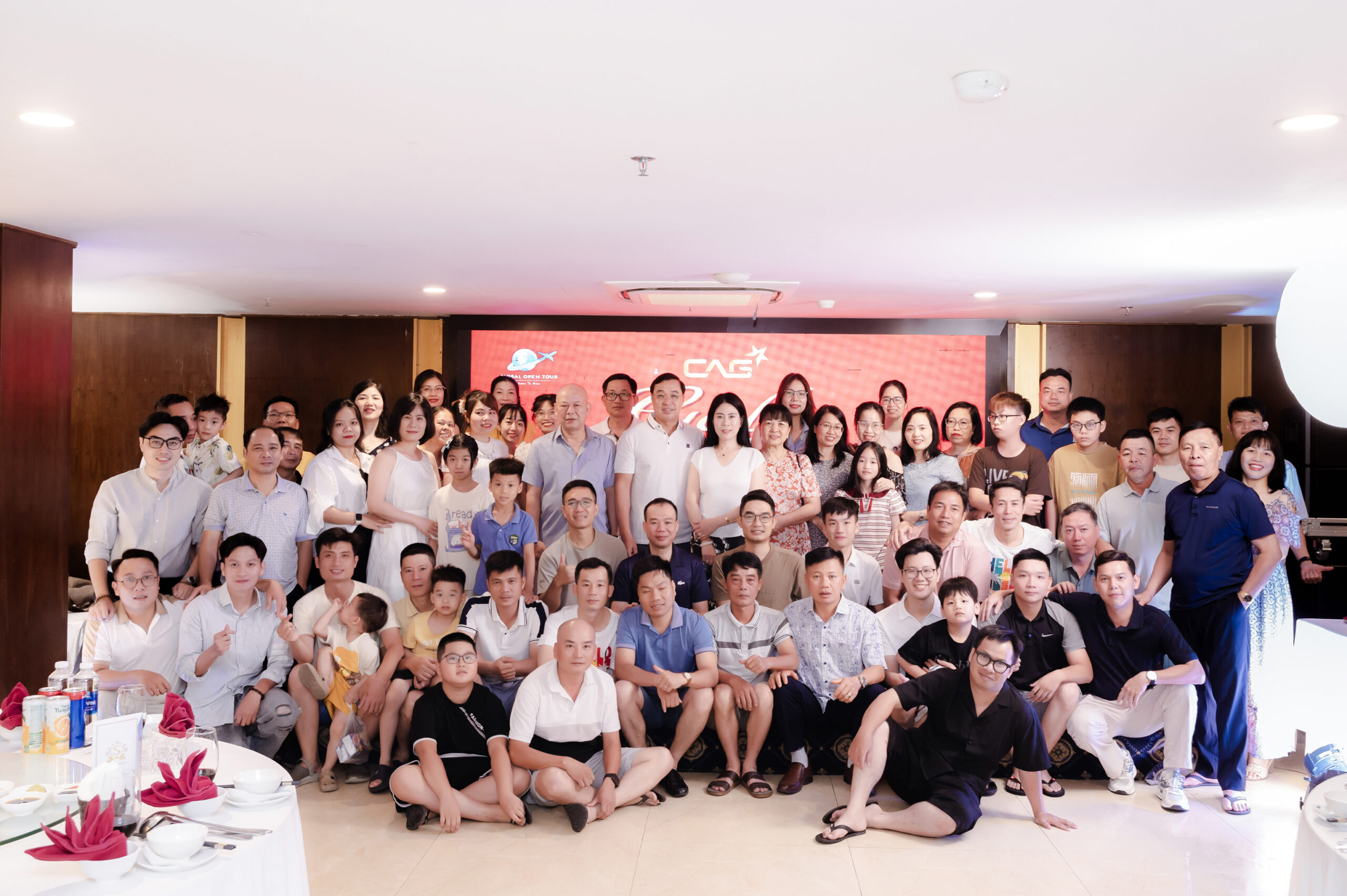 CỬA LÒ 2025 – BIỂN XANH, NẮNG VÀNG VÀ MỘT GIA ĐÌNH LỚN